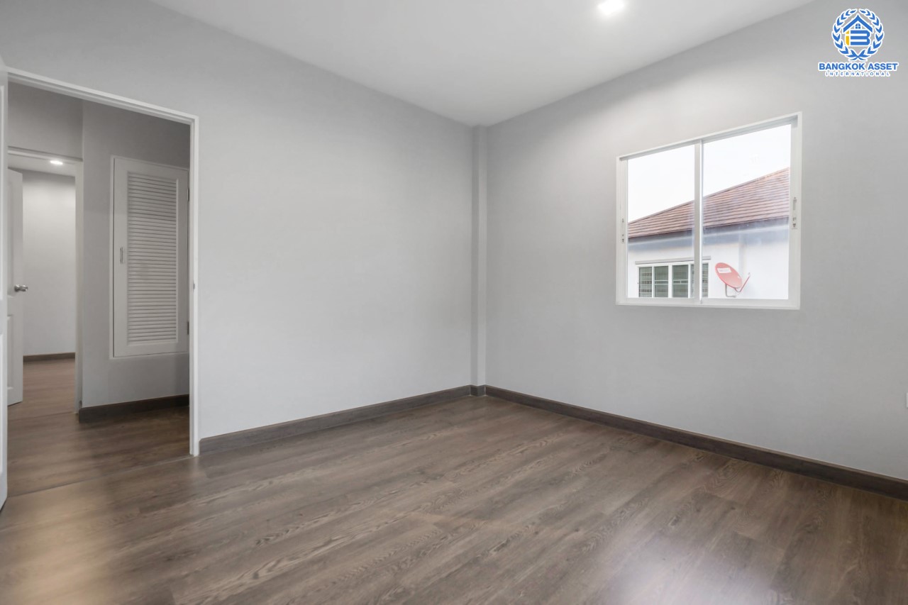 บ้านมือสองตกแต่งใหม่ ม.บางกอกบูเลอวาร์ด ราชพฤกษ์-พระราม5 หลังใหญ่ดีไซน์สุดหรู เนื้อที่ 83 ตร.ว. บนสังคมคุณภาพ SC Asset* ฟังก์ชันจัดเต็ม 4 ห้องนอน 4 ห้องน้ำ (ห้องนอนชั้นล่างพร้อมห้องน้ำในตัว) 2 ที่จอดรถ บนทำเลติดถนนราชพฤกษ์ ใกล้วงเวียนพระรามห้า ,ทางด่วนศรีรัช และเพียง 10 ถึงรถไฟฟ้า "สถานีบางรักใหญ่"